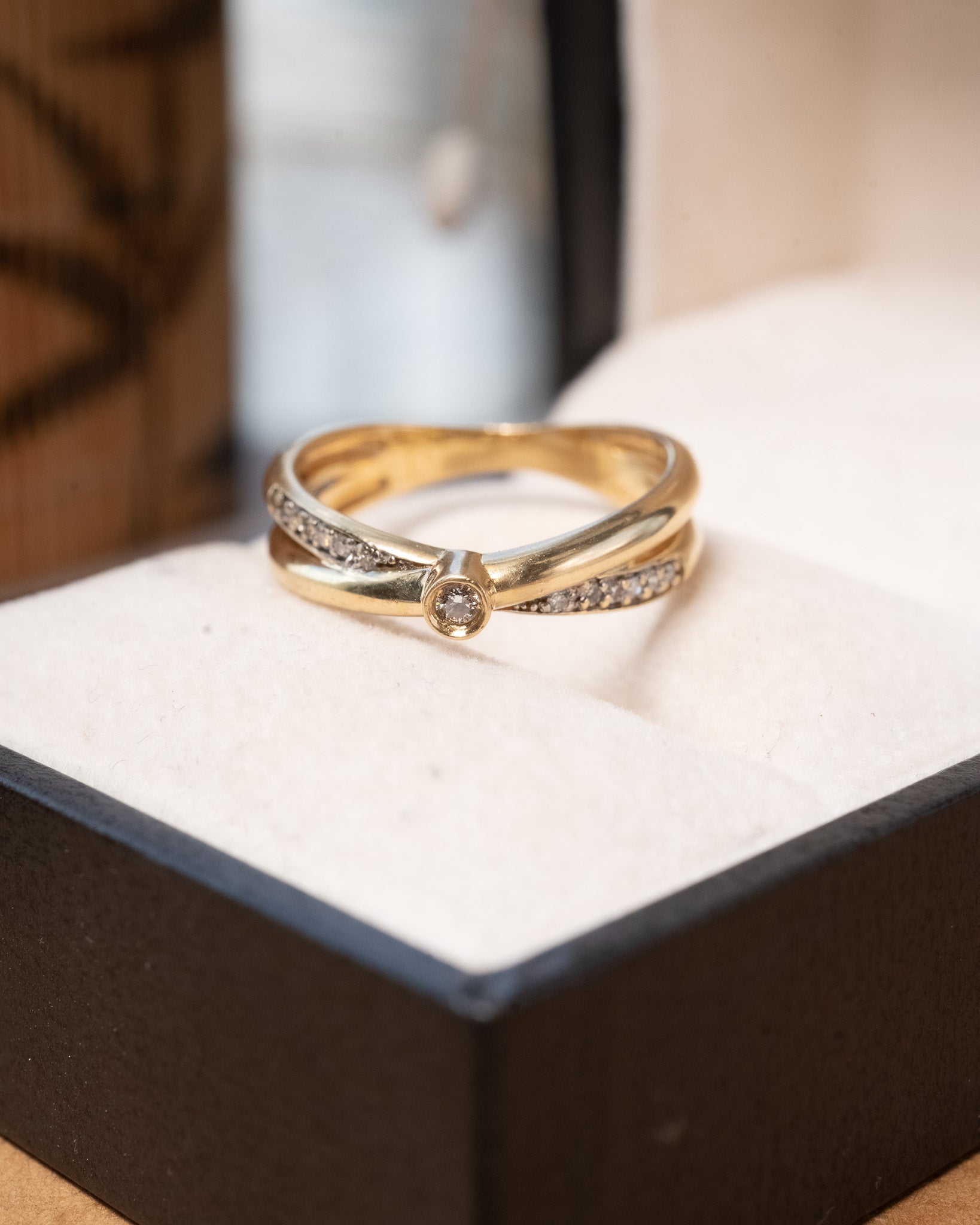 Anel solitário twist monte carlo em ouro amarelo com diamante central de 0.04ct e diamantes laterais de 0.01ct.