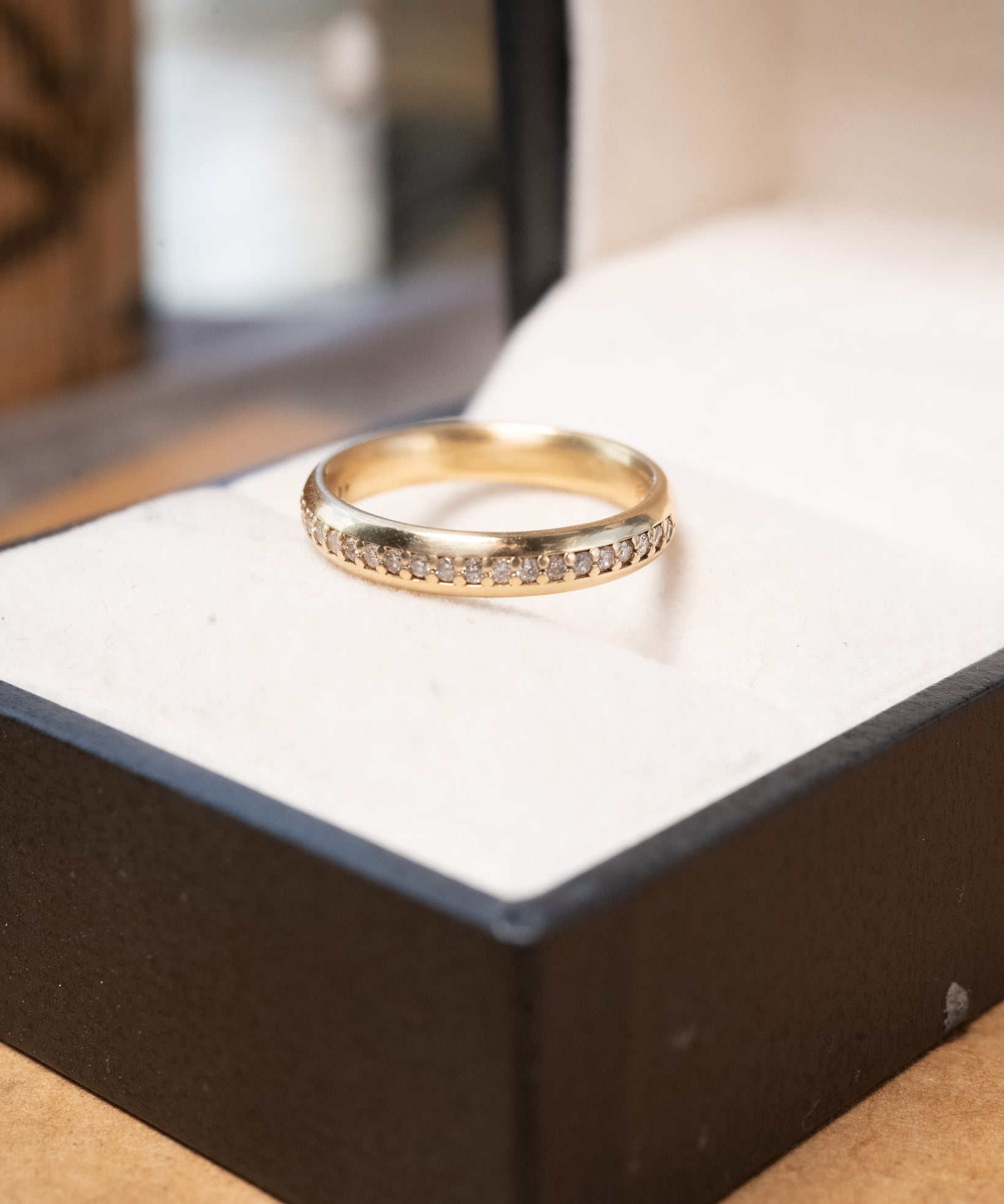 Anel meia aliança em ouro amarelo com diamantes brilhantes de 0.1 ponto cada e peso de 3.3g.