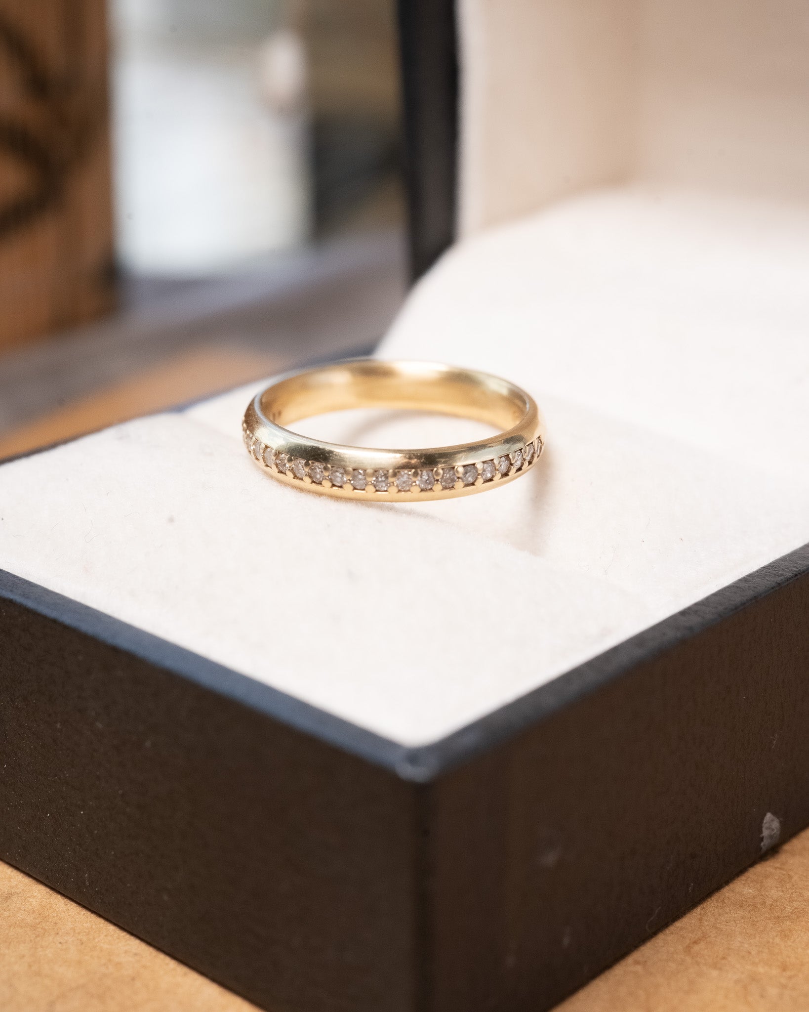 Anel meia aliança em ouro amarelo com diamantes brilhantes de 0.1 ponto cada e peso de 3.3g.