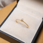 Anel solitário em ouro amarelo e diamante brilhante de 5 pontos.