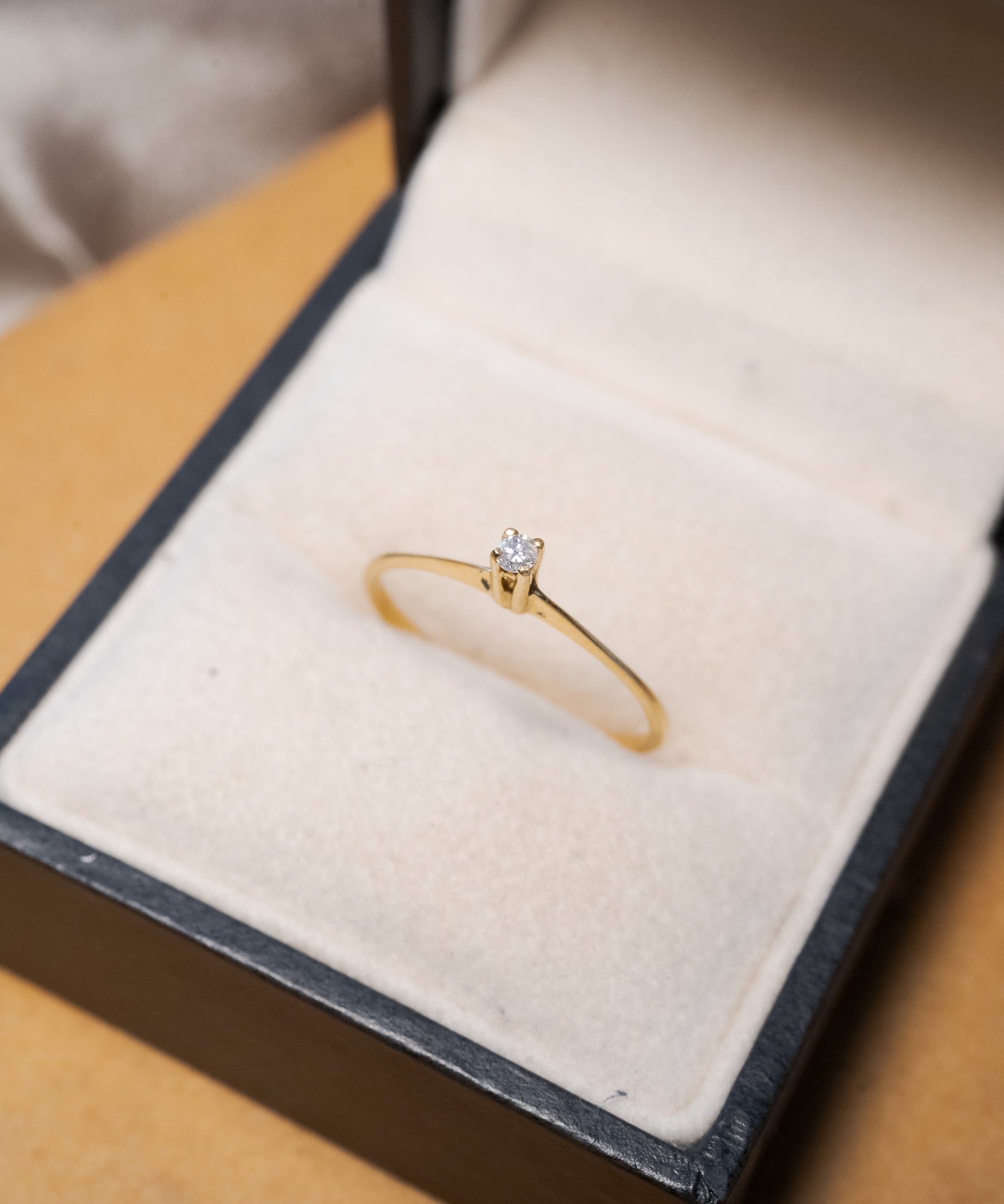 Anel solitário em ouro amarelo e diamante brilhante de 5 pontos.