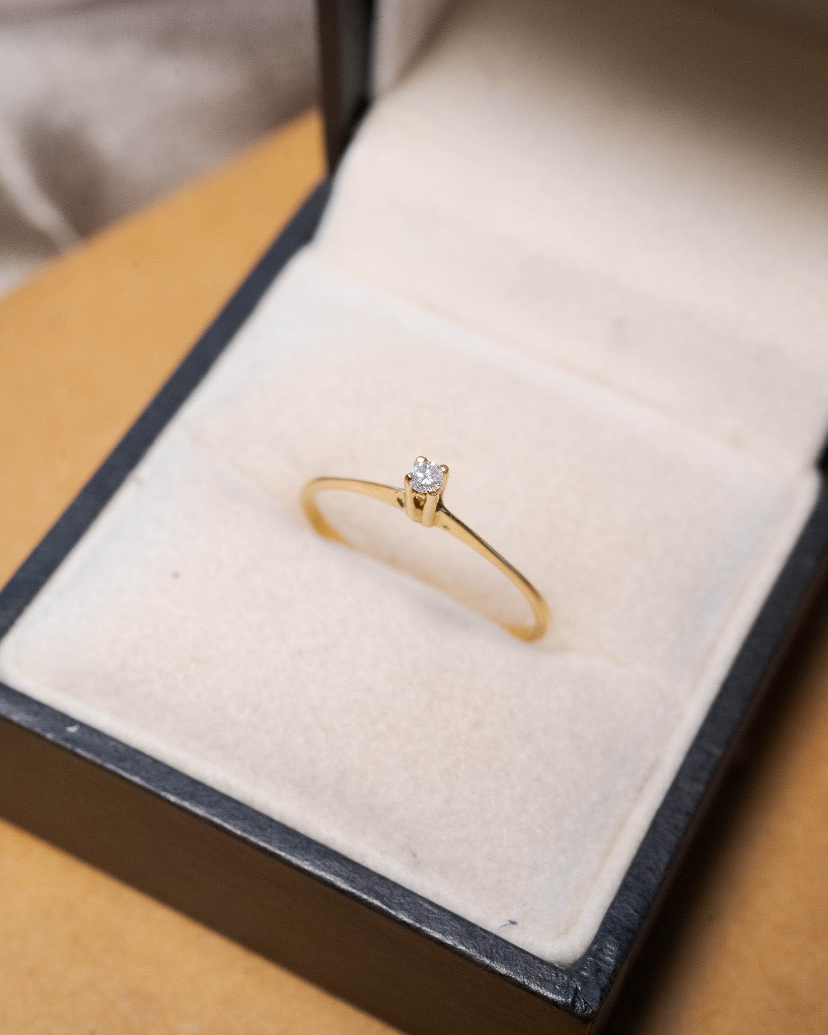 Anel solitário em ouro amarelo e diamante brilhante de 5 pontos.