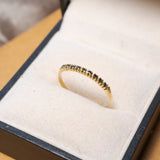 Anel meia aliança em ouro amarelo com safiras azuis lapidação brilhante de 1/2 ponto e peso 0.8g.