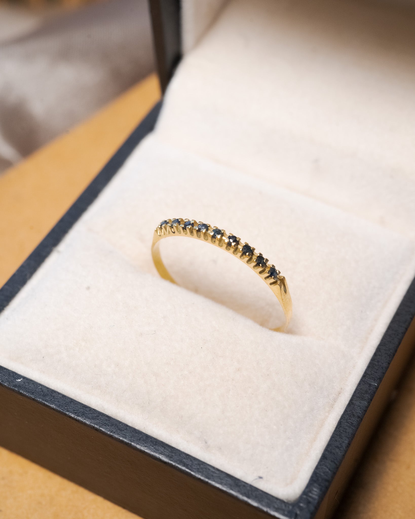 Anel meia aliança em ouro amarelo com safiras azuis lapidação brilhante de 1/2 ponto e peso 0.8g.