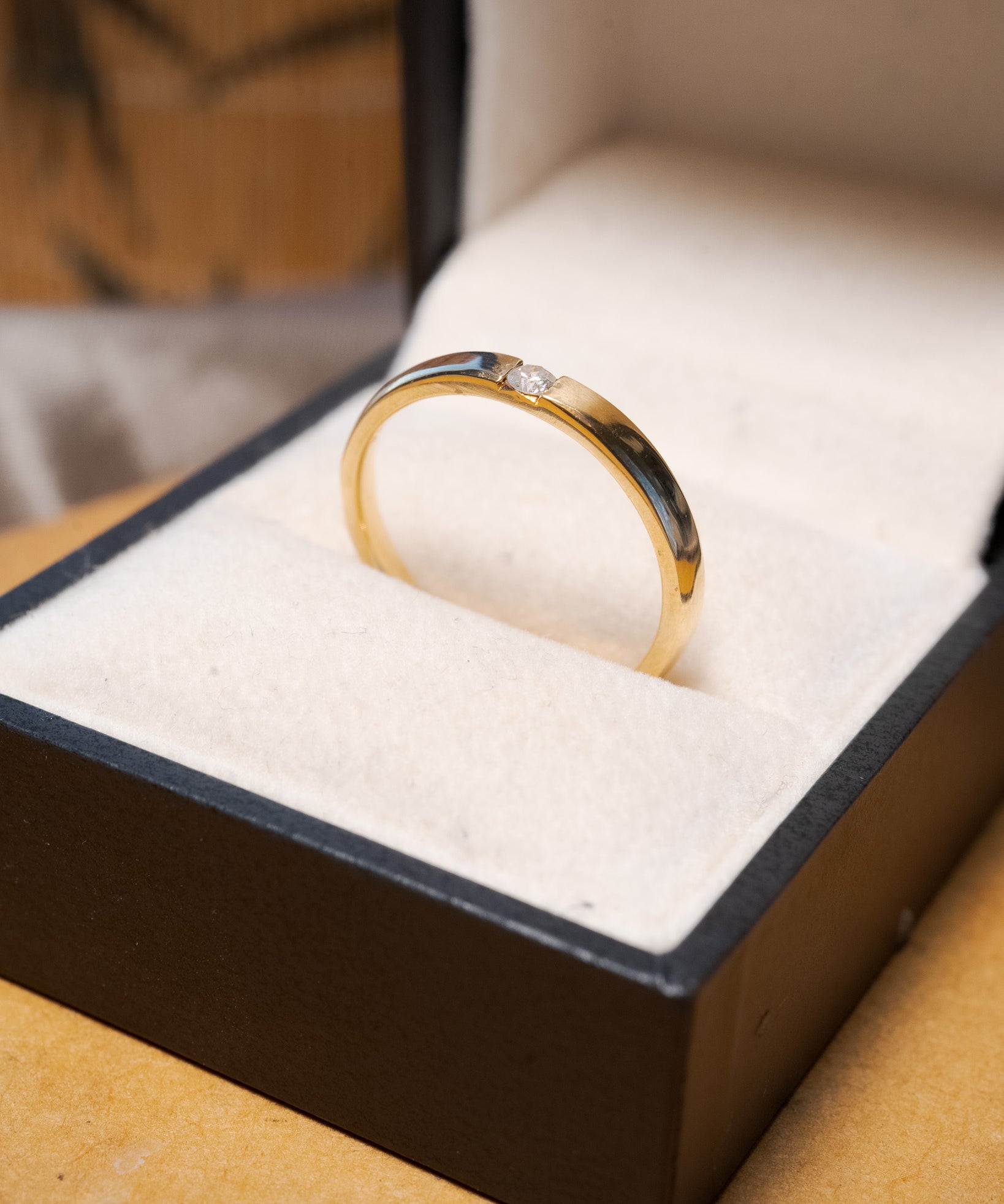 Anel solitário em ouro amarelo e diamante brilhante de 0.08 ct no aro 24.