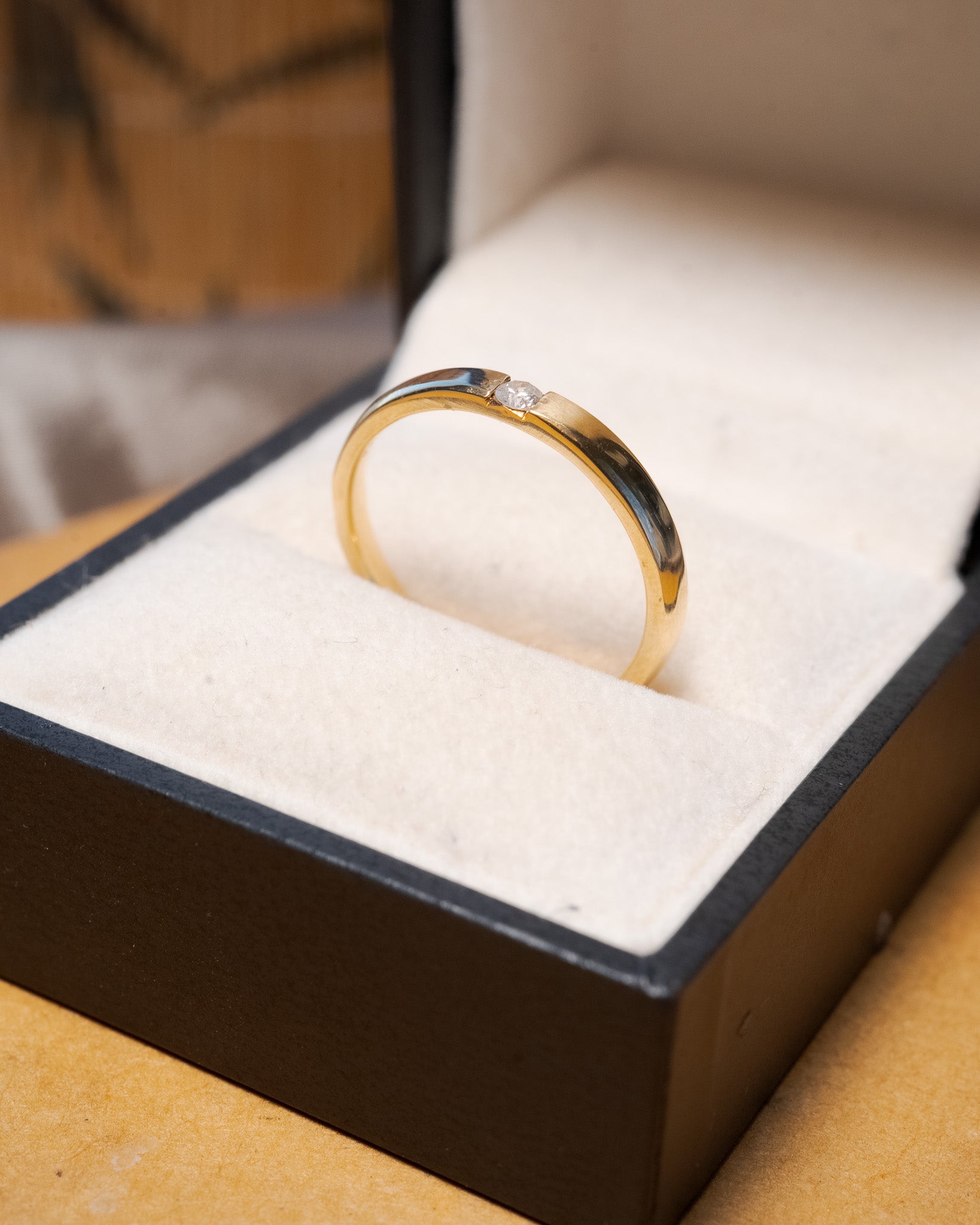 Anel solitário em ouro amarelo e diamante brilhante de 0.08 ct no aro 24.