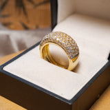 Anel pavê bold em ouro amarelo com diamantes brilhantes de 3.39 ct.