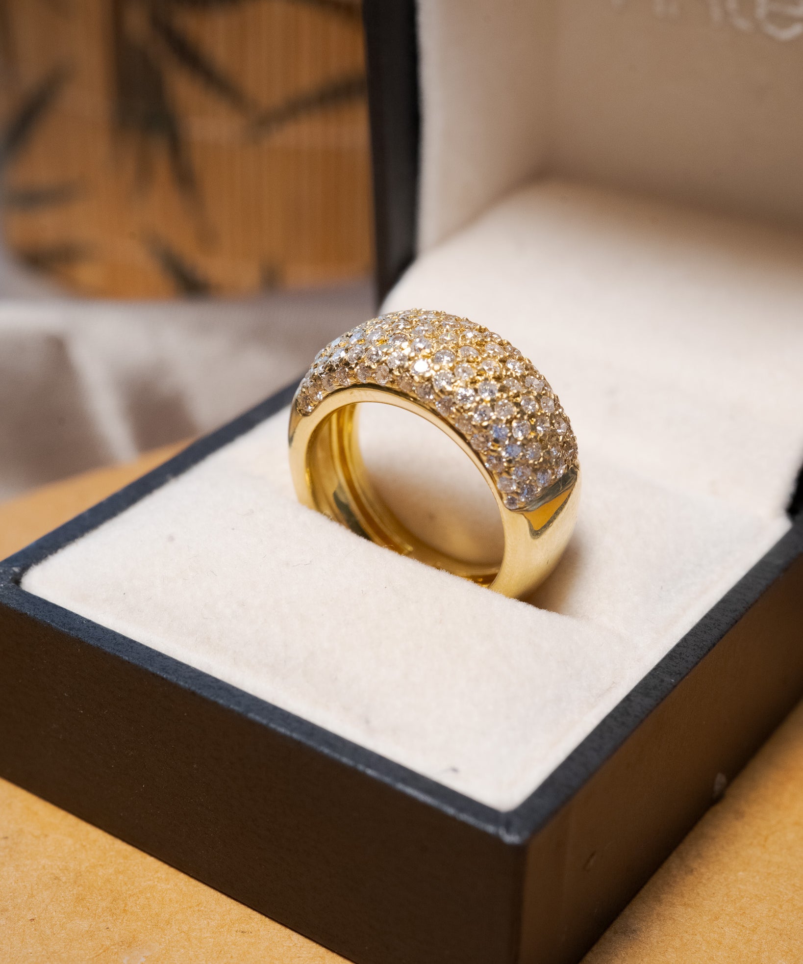 Anel pavê bold em ouro amarelo com diamantes brilhantes de 3.39 ct.