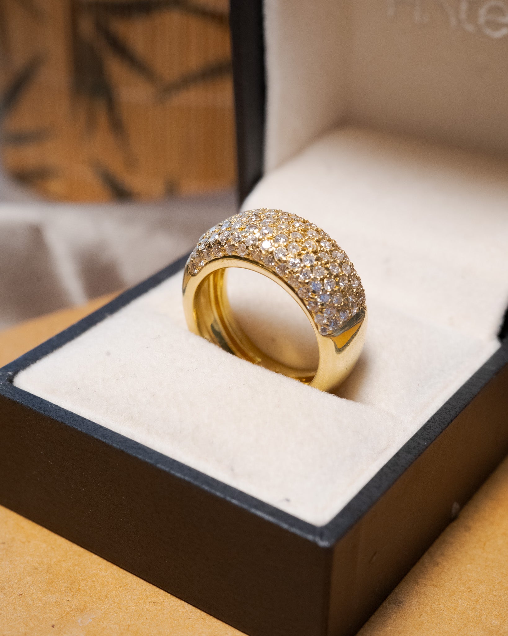 Anel pavê bold em ouro amarelo com diamantes brilhantes de 3.39 ct.