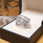 Anel Monte Carlo em ouro branco com diamantes lapidação brilhante e diamantes pera de 1/2 ponto.