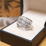 Anel Monte Carlo em ouro branco com diamantes lapidação brilhante e diamantes pera de 1/2 ponto.