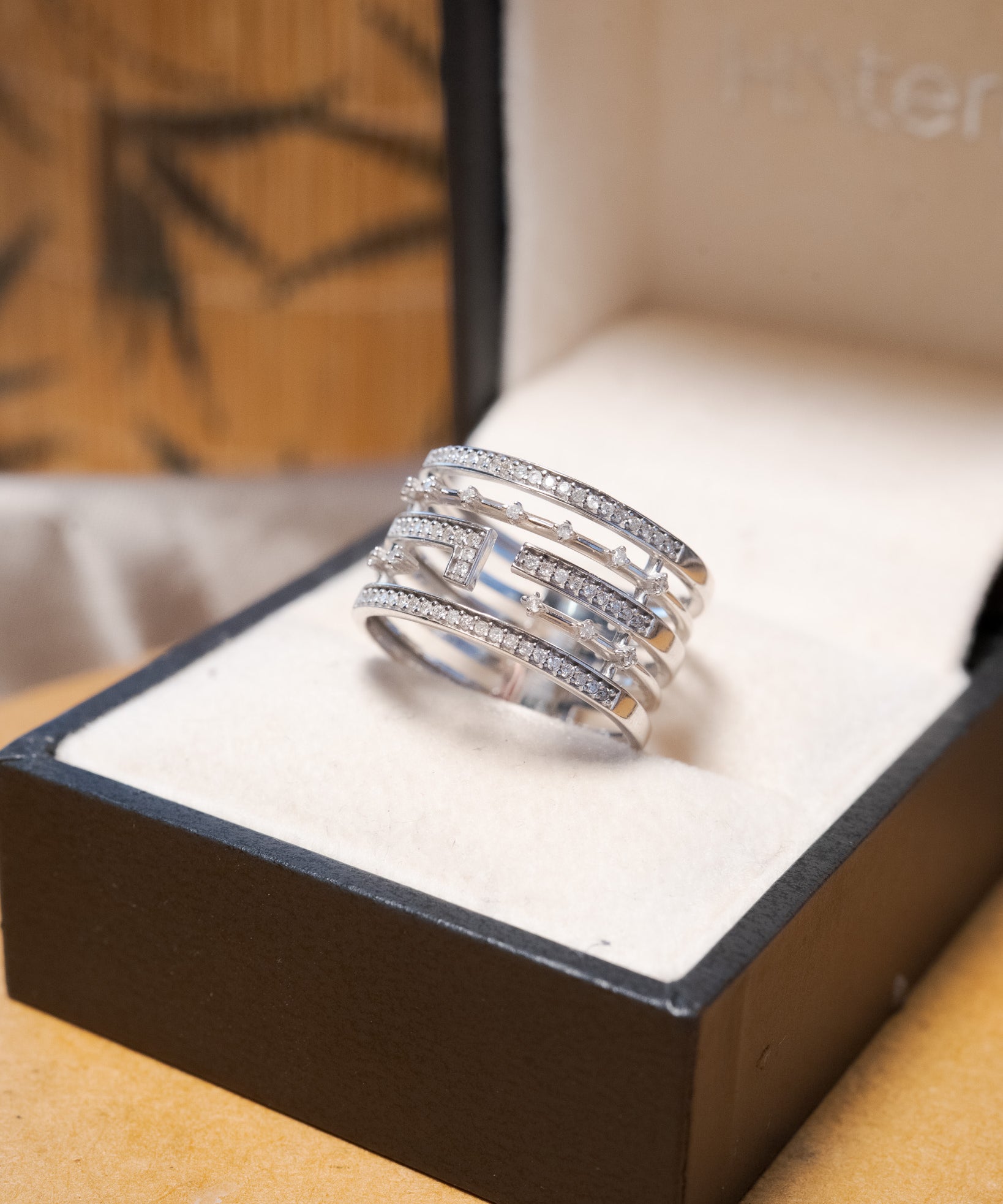 Anel Monte Carlo em ouro branco com diamantes lapidação brilhante e diamantes pera de 1/2 ponto.