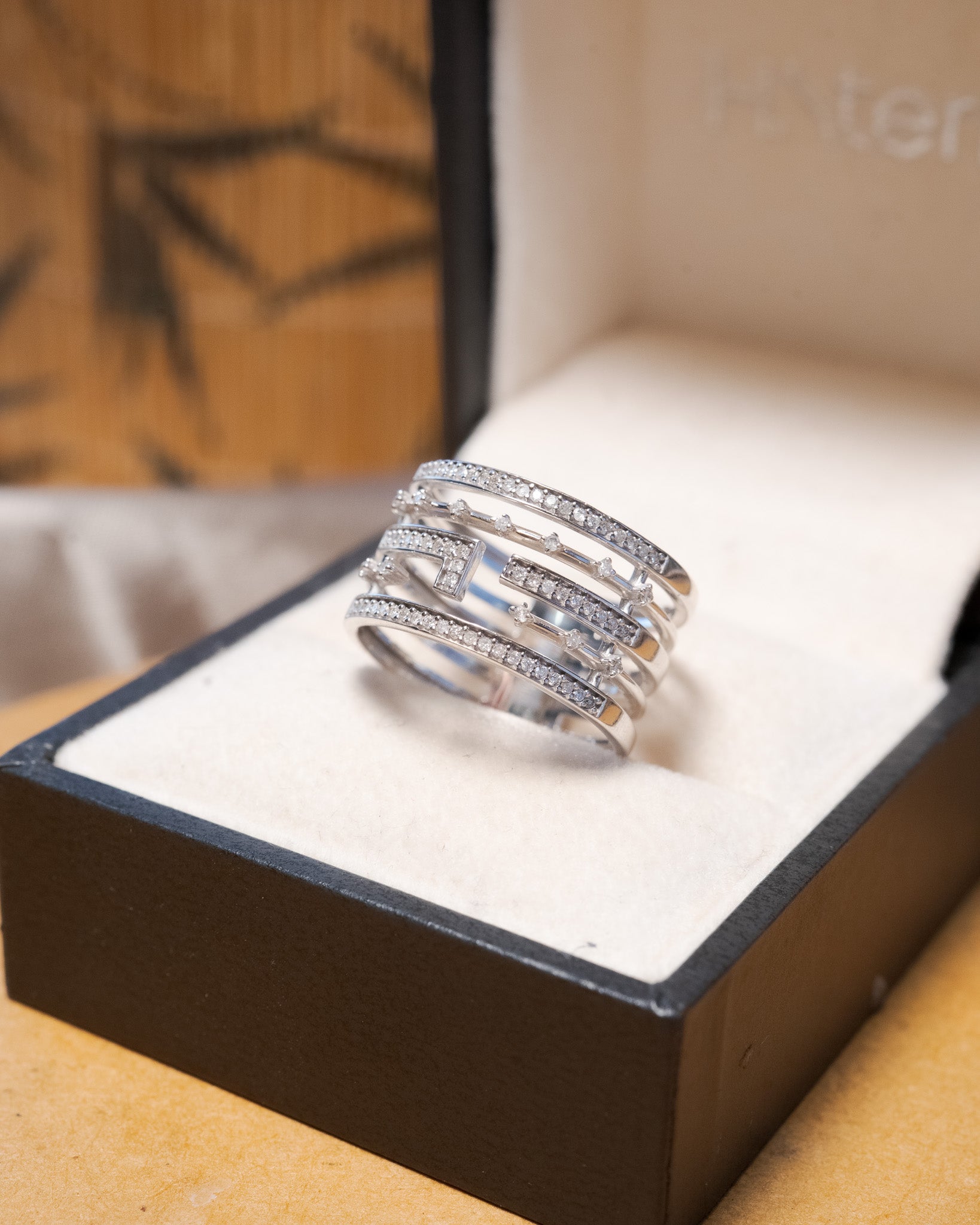 Anel Monte Carlo em ouro branco com diamantes lapidação brilhante e diamantes pera de 1/2 ponto.