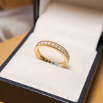 Anel meia aliança Vivara em ouro amarelo e 15 diamantes lapidação brilhante de 0.4 pontos.