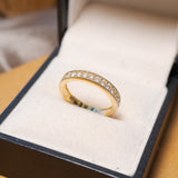 Anel meia aliança Vivara em ouro amarelo e 15 diamantes lapidação brilhante de 0.4 pontos.