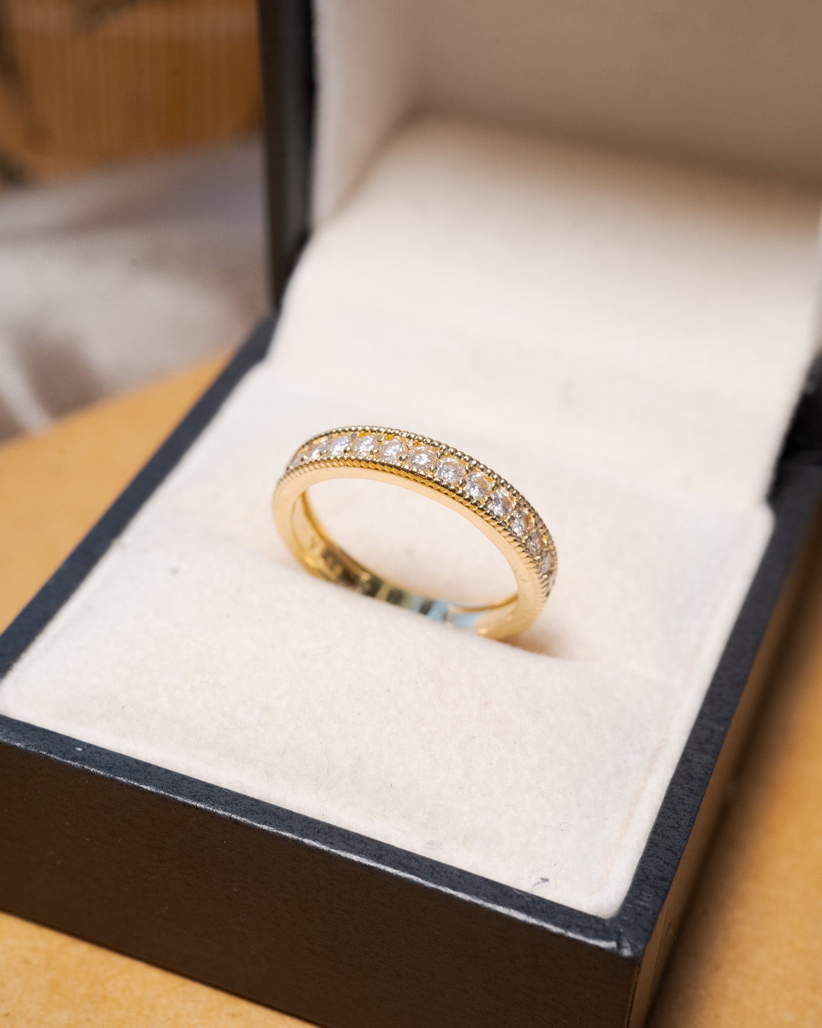 Anel meia aliança Vivara em ouro amarelo e 15 diamantes lapidação brilhante de 0.4 pontos.