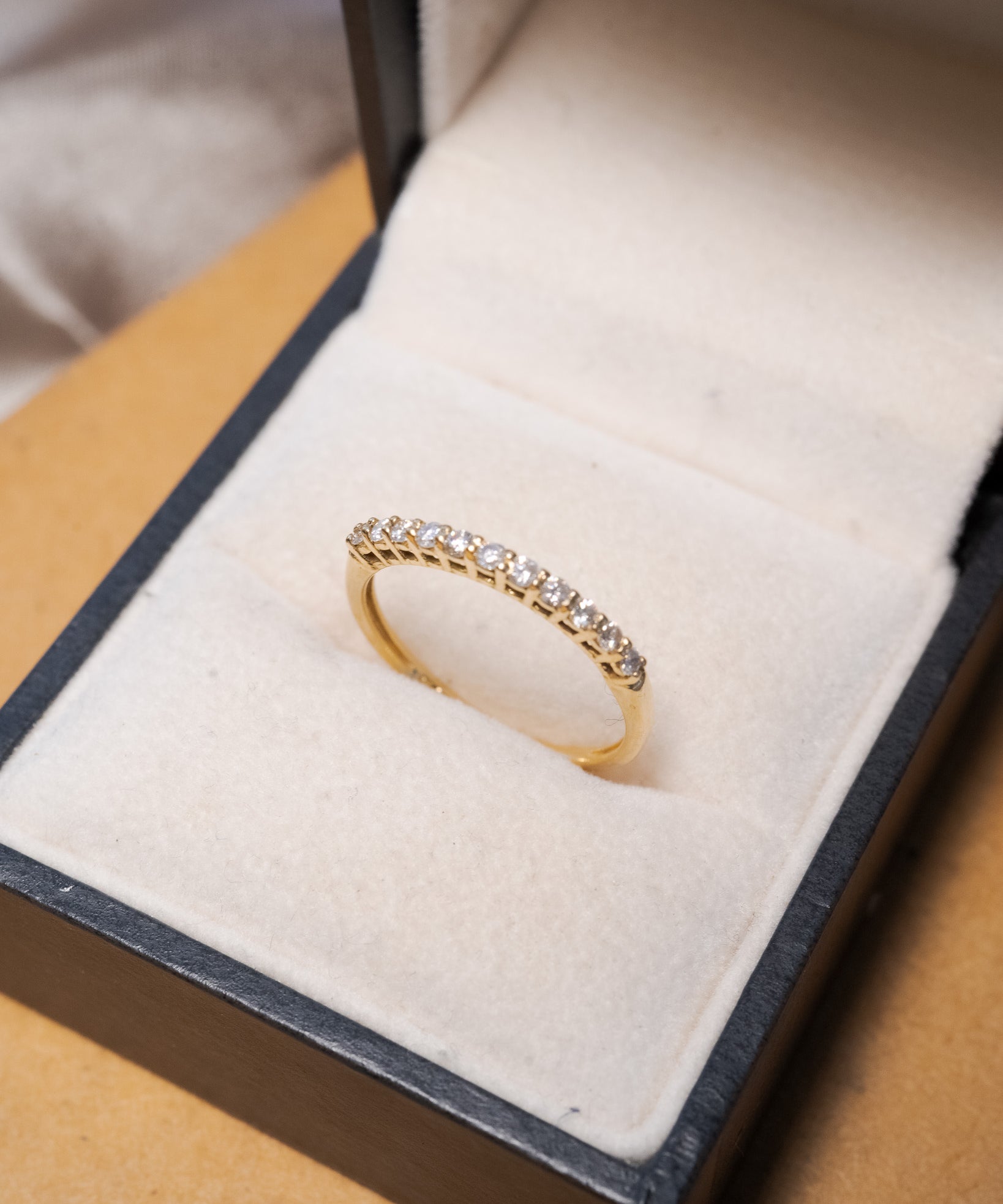 Anel meia aliança em ouro amarelo com 11 diamantes de 0.03 ct e aro 18.