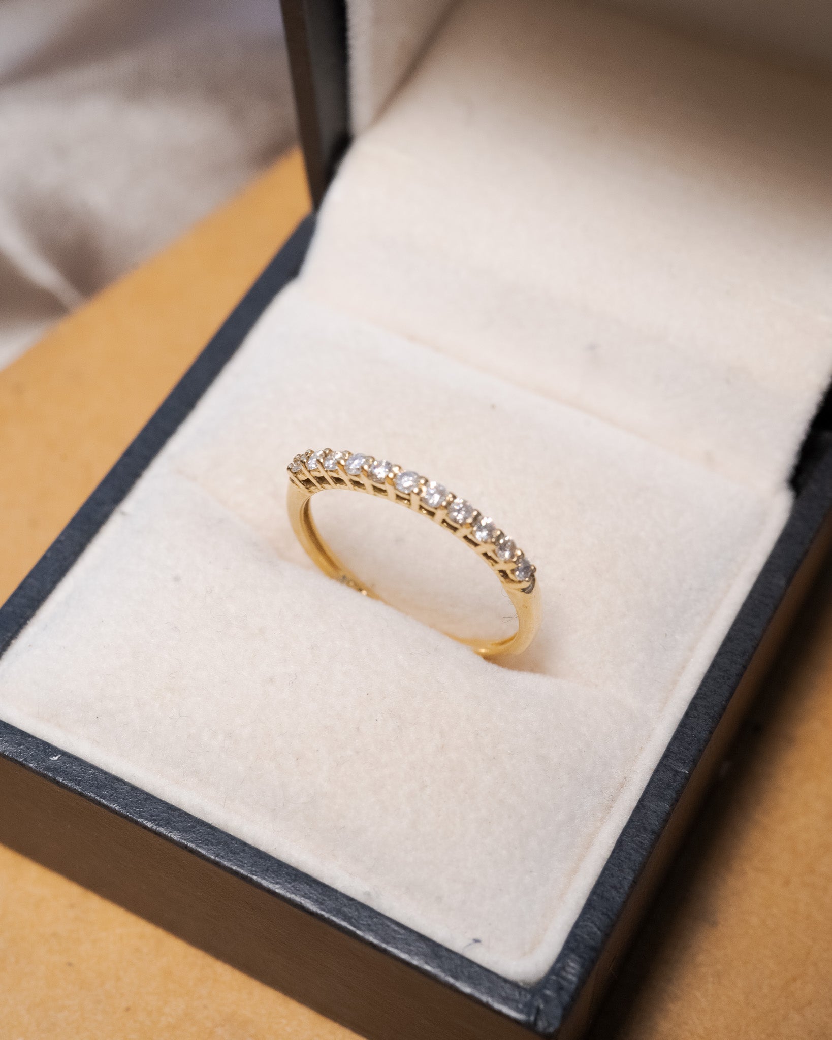 Anel meia aliança em ouro amarelo com 11 diamantes de 0.03 ct e aro 18.