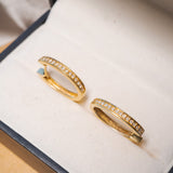 Brinco argolinha em ouro amarelo com diamantes lapidação brilhante.