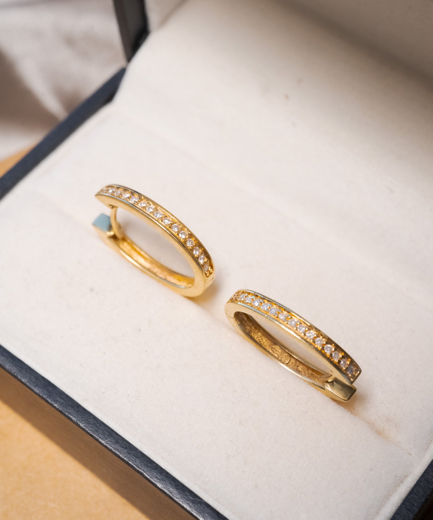 Brinco argolinha em ouro amarelo com diamantes lapidação brilhante.