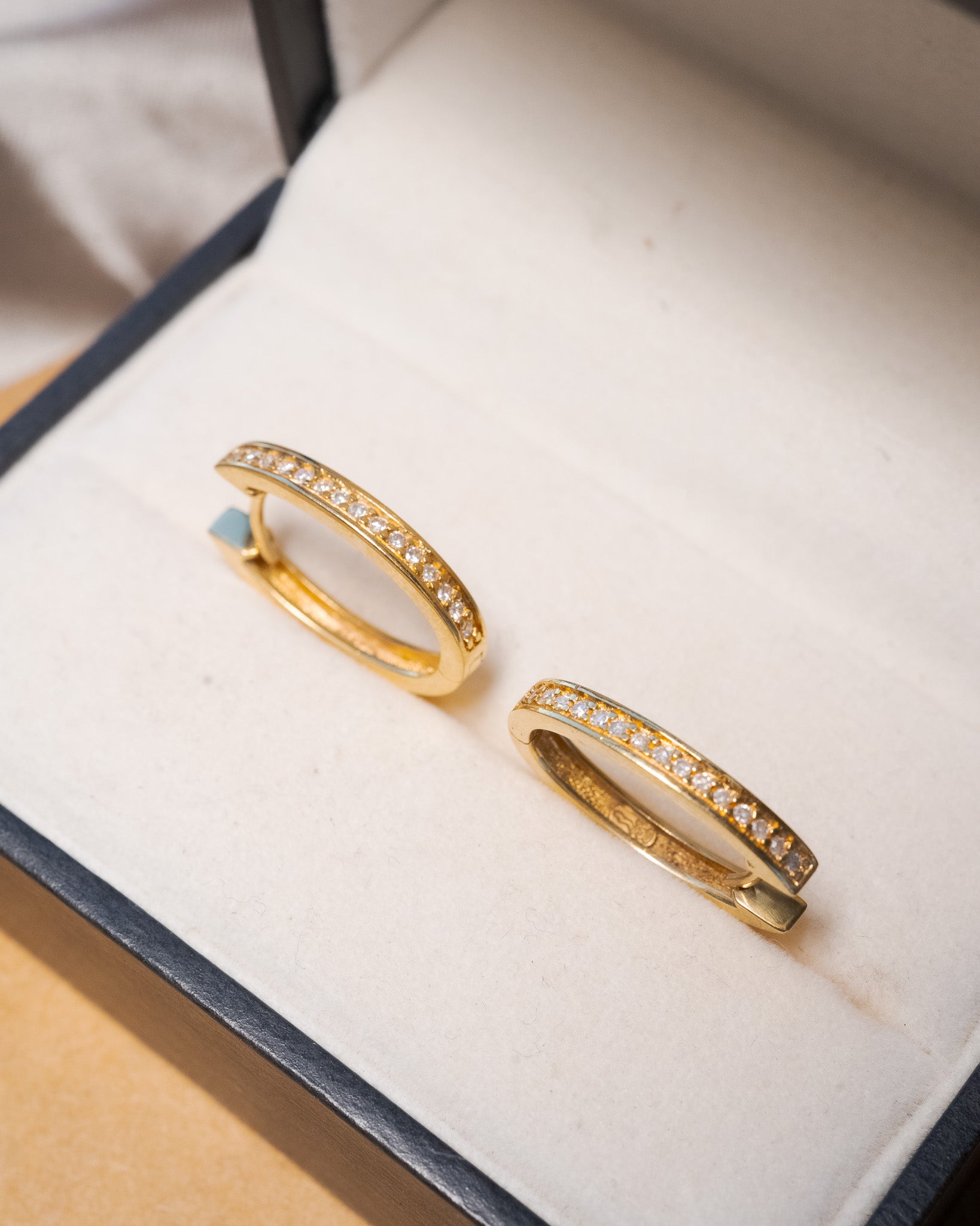 Brinco argolinha em ouro amarelo com diamantes lapidação brilhante.