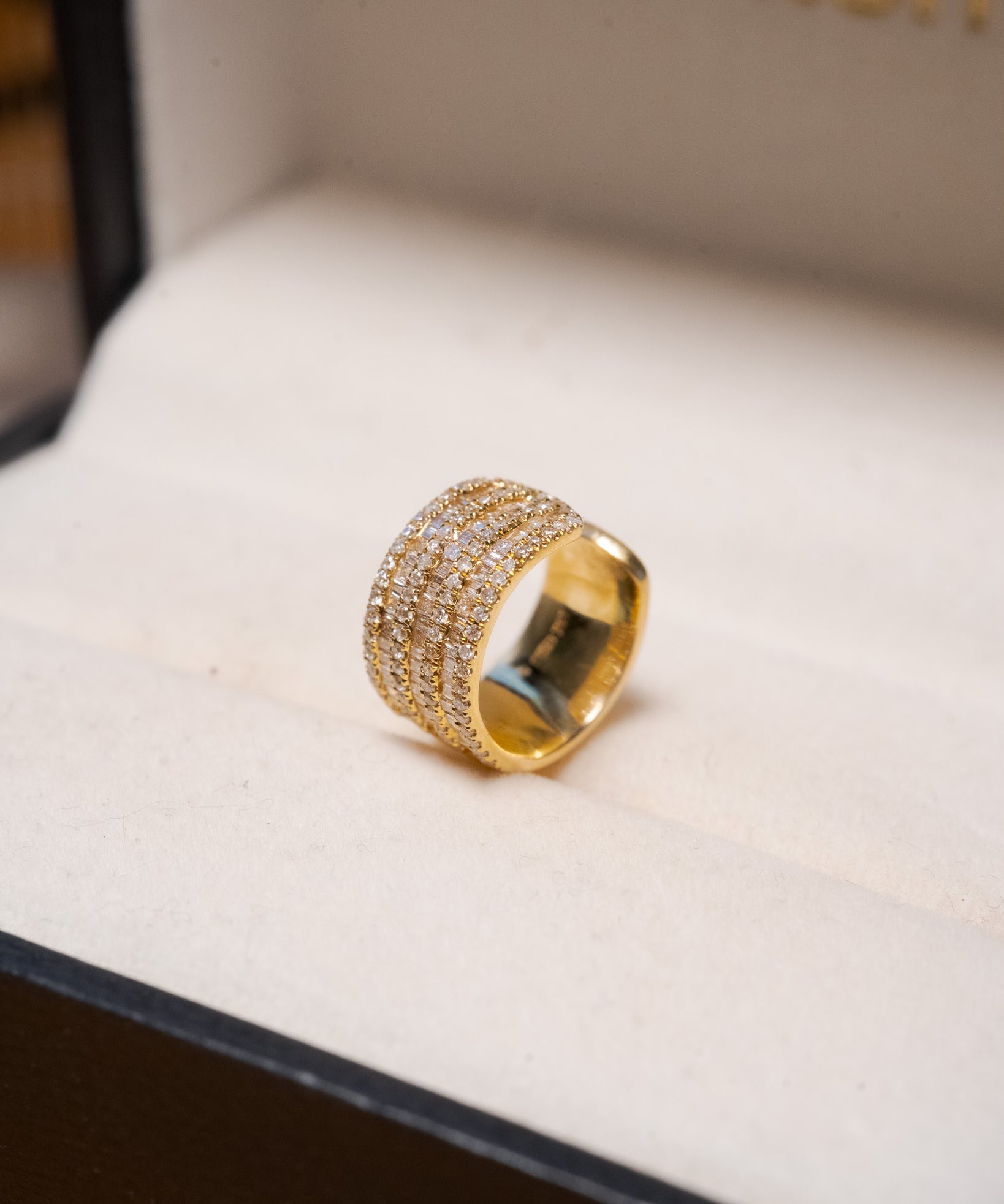Brinco piercing de pressão em ouro rosê com diamantes.