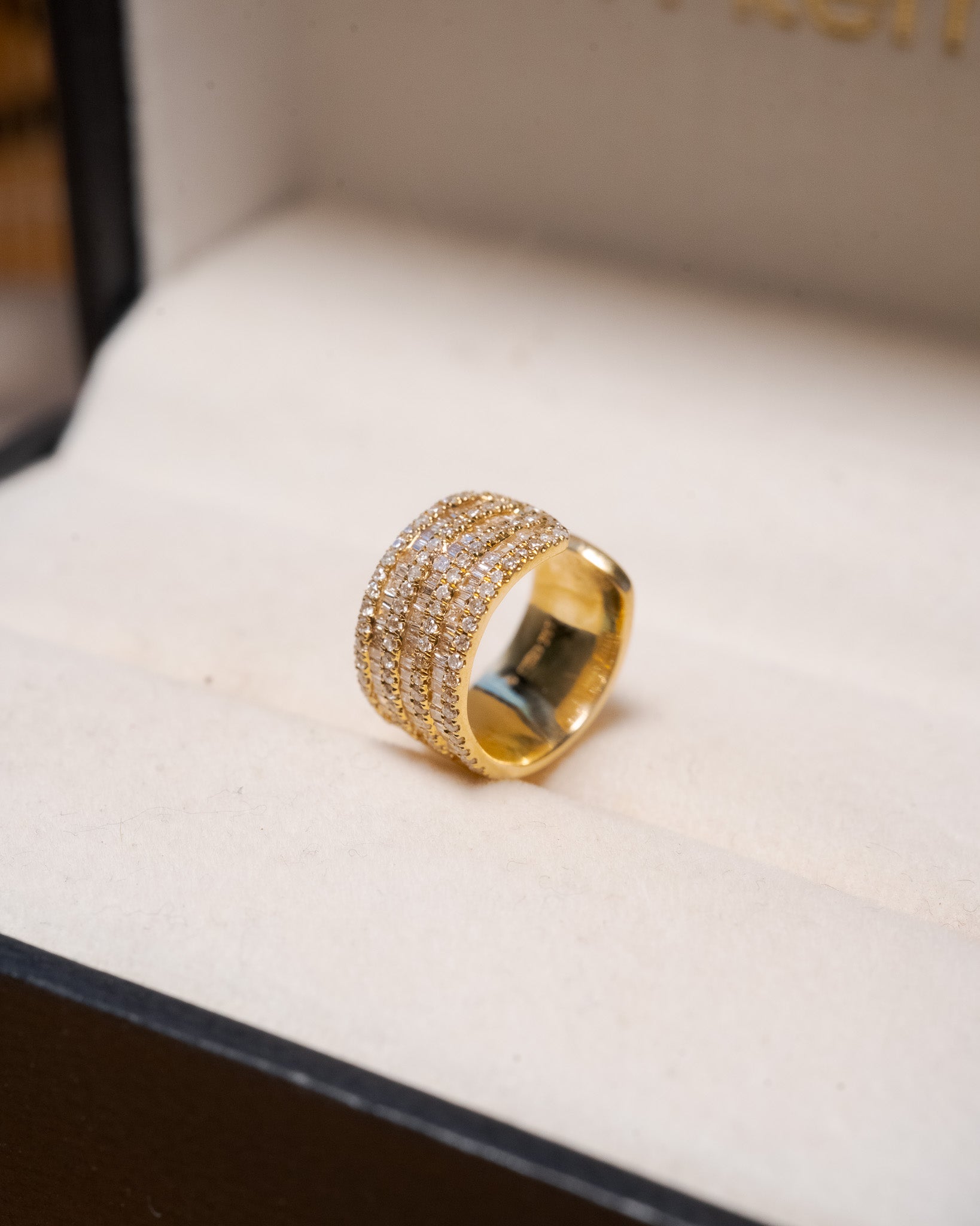 Brinco piercing de pressão em ouro rosê com diamantes.