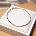 Pulseira bracelete delicada em ouro amarelo com 3.3g e largura do pulso 6.0 cm e altura 5.2 cm.