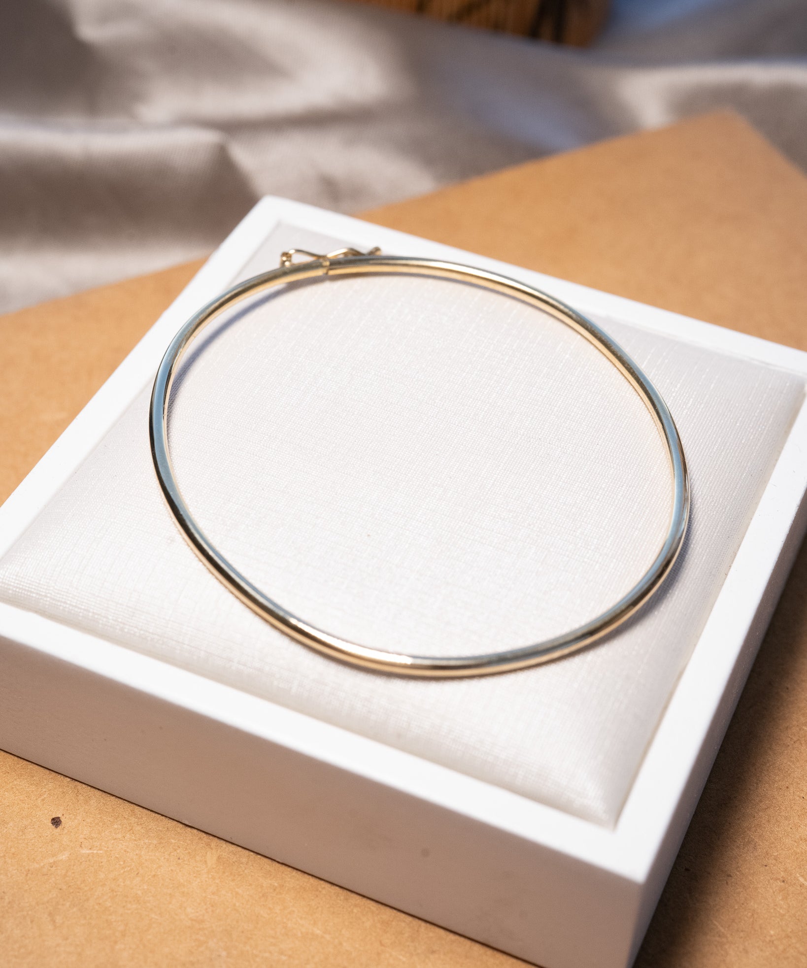 Pulseira bracelete delicada em ouro amarelo com 3.3g e largura do pulso 6.0 cm e altura 5.2 cm.