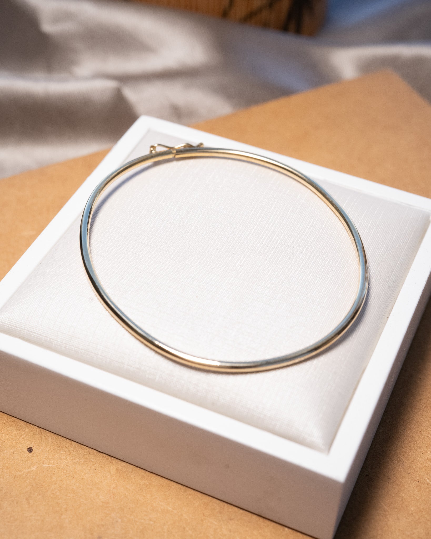 Pulseira bracelete delicada em ouro amarelo com 3.3g e largura do pulso 6.0 cm e altura 5.2 cm.
