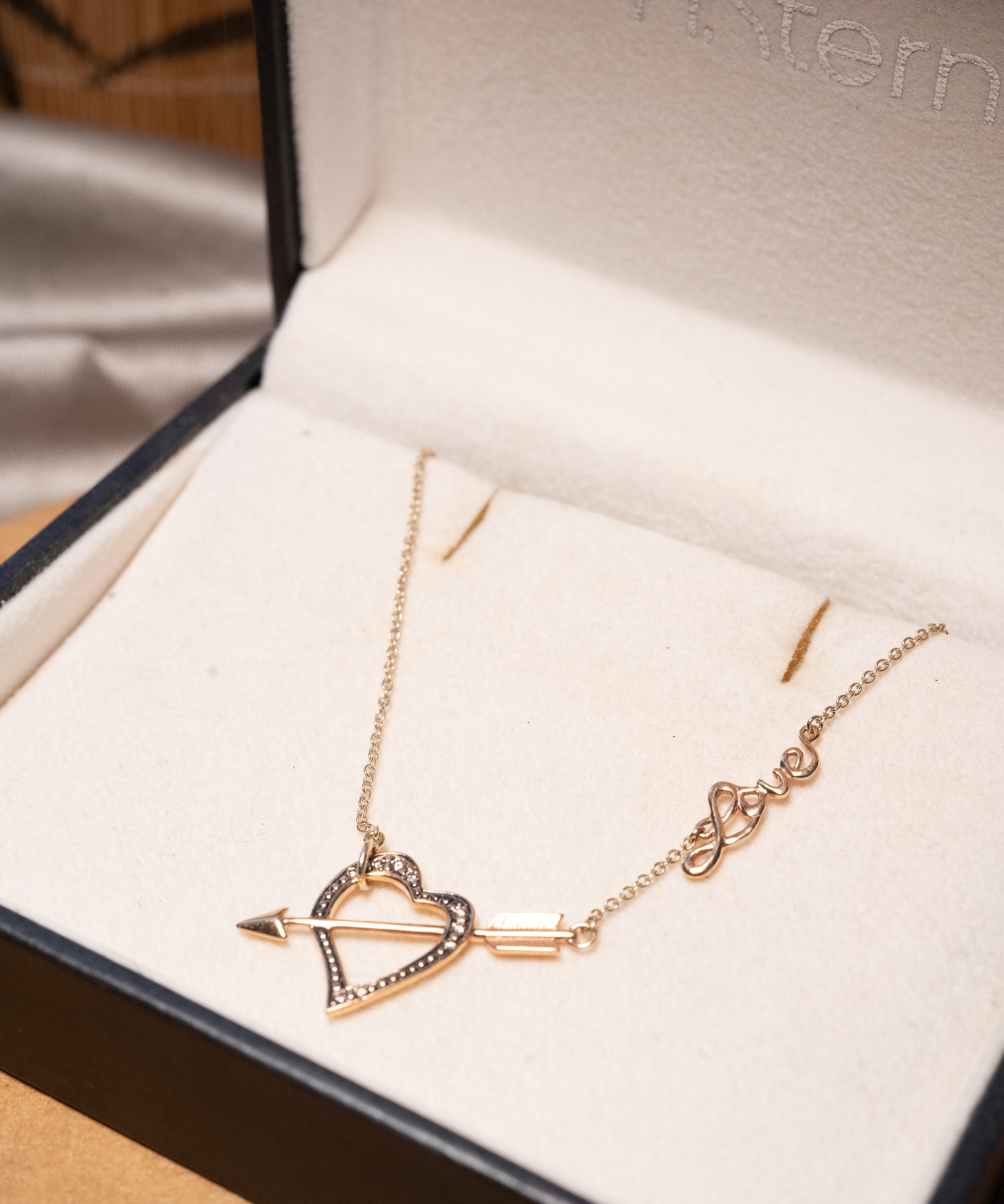 Colar Hstern MyCollection Coração Flechado em ouro rosê e diamantes cognac.
