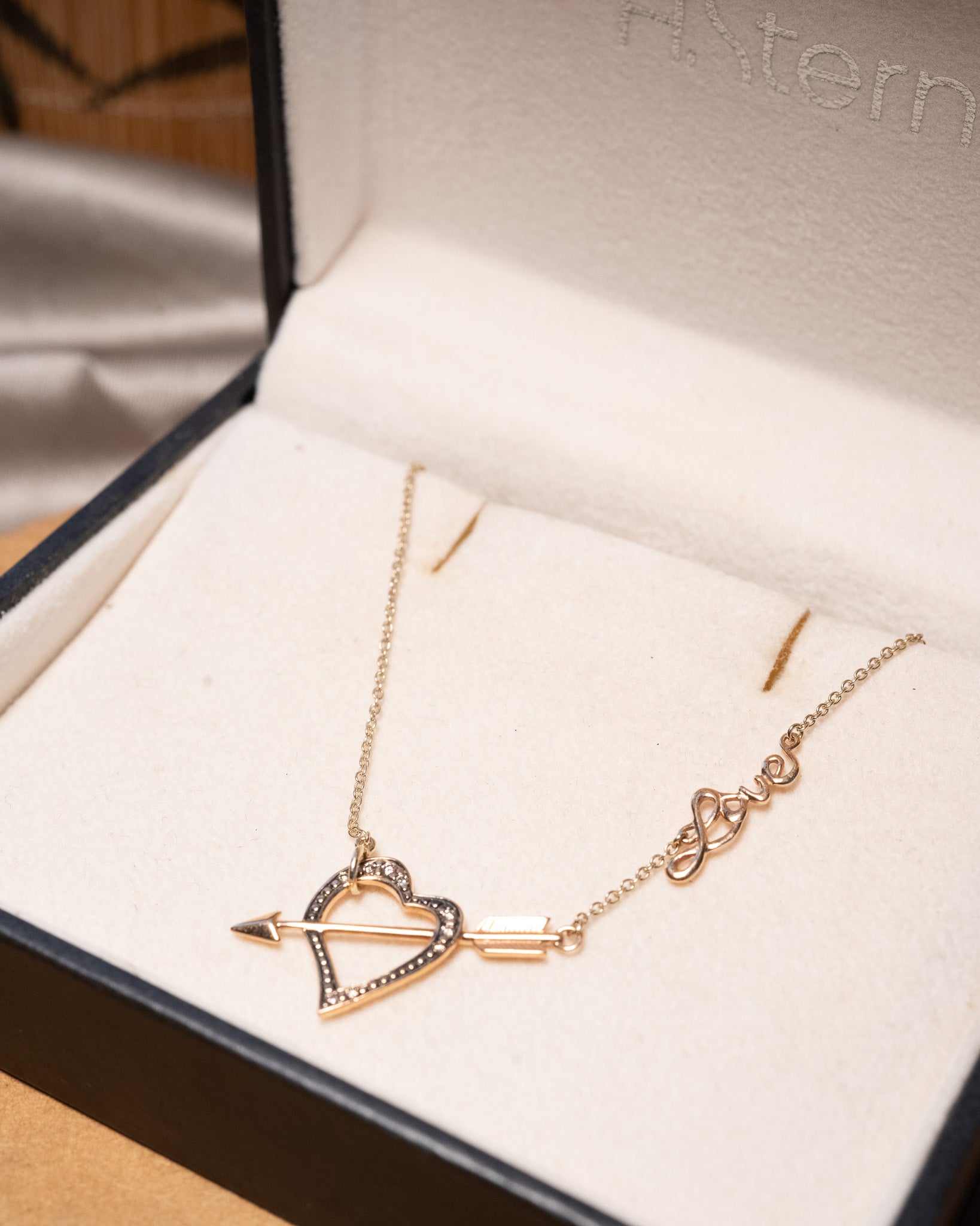Colar Hstern MyCollection Coração Flechado em ouro rosê e diamantes cognac.