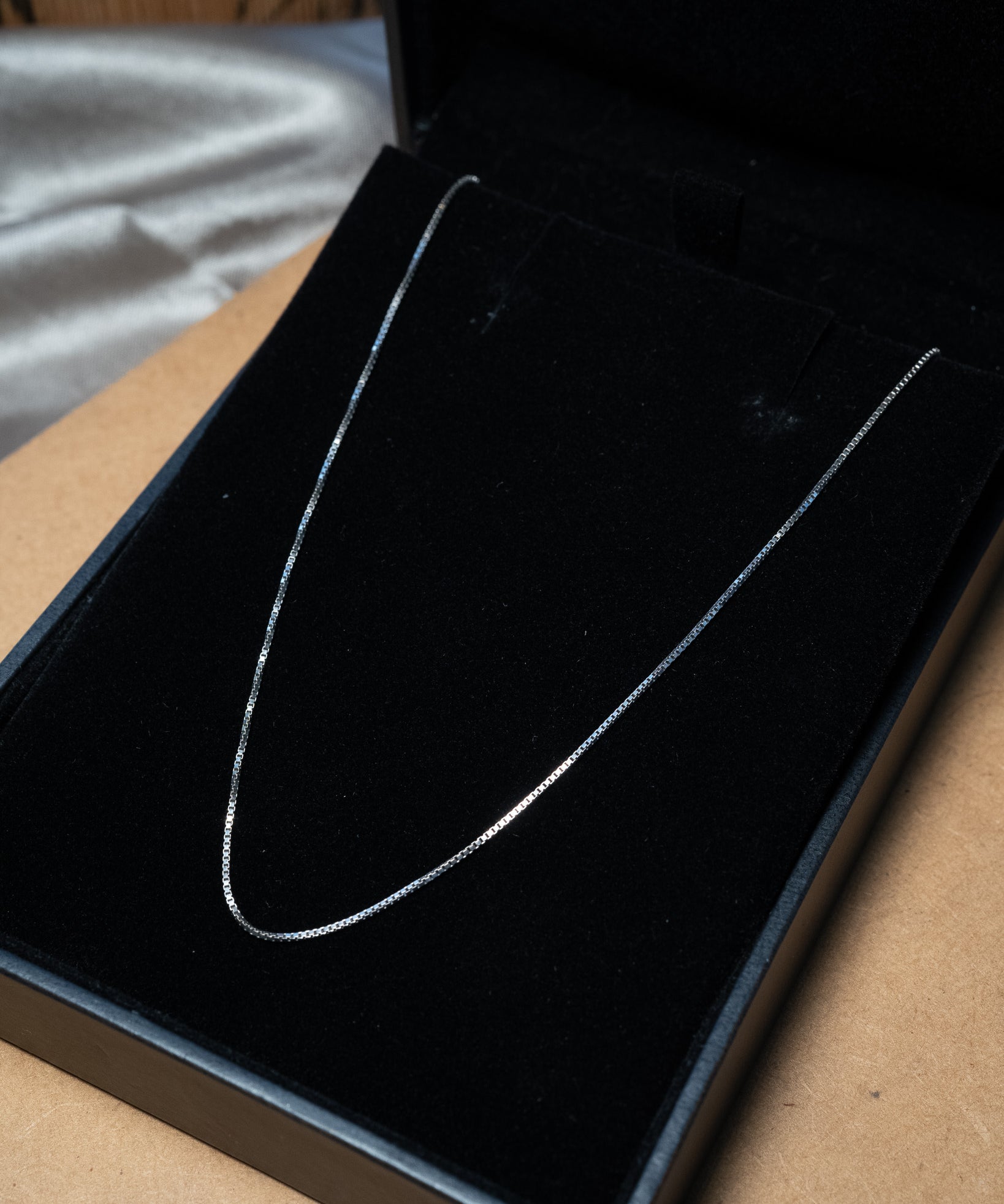 Cordão veneziana em ouro branco 45 cm com 0.8 mm de espessura.
