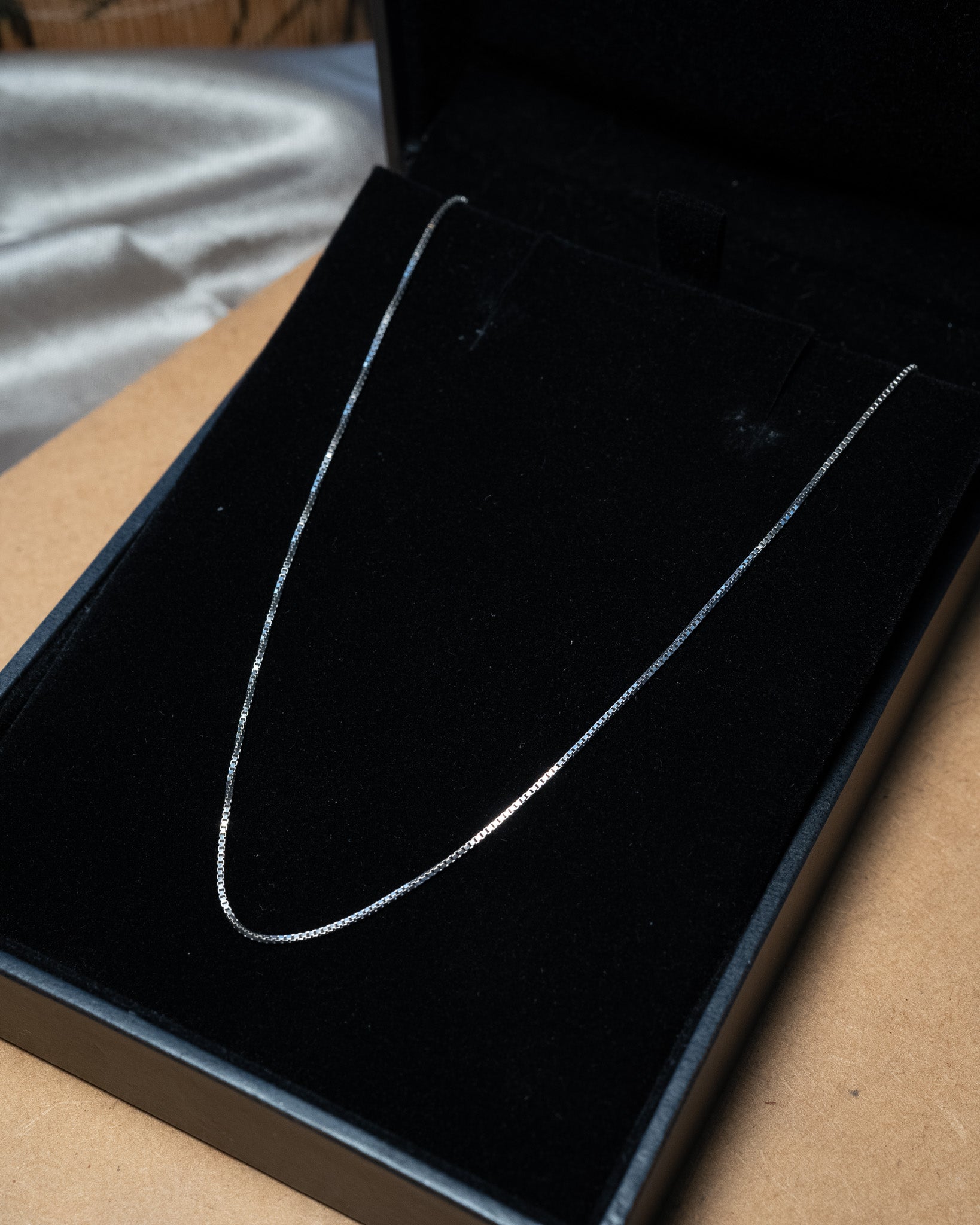 Cordão veneziana em ouro branco 45 cm com 0.8 mm de espessura.