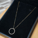 Colar Uno em ouro amarelo com diamantes lapidação brilhante de 1/2 ponto e pingente de 1.5 cm e 43 cm.
