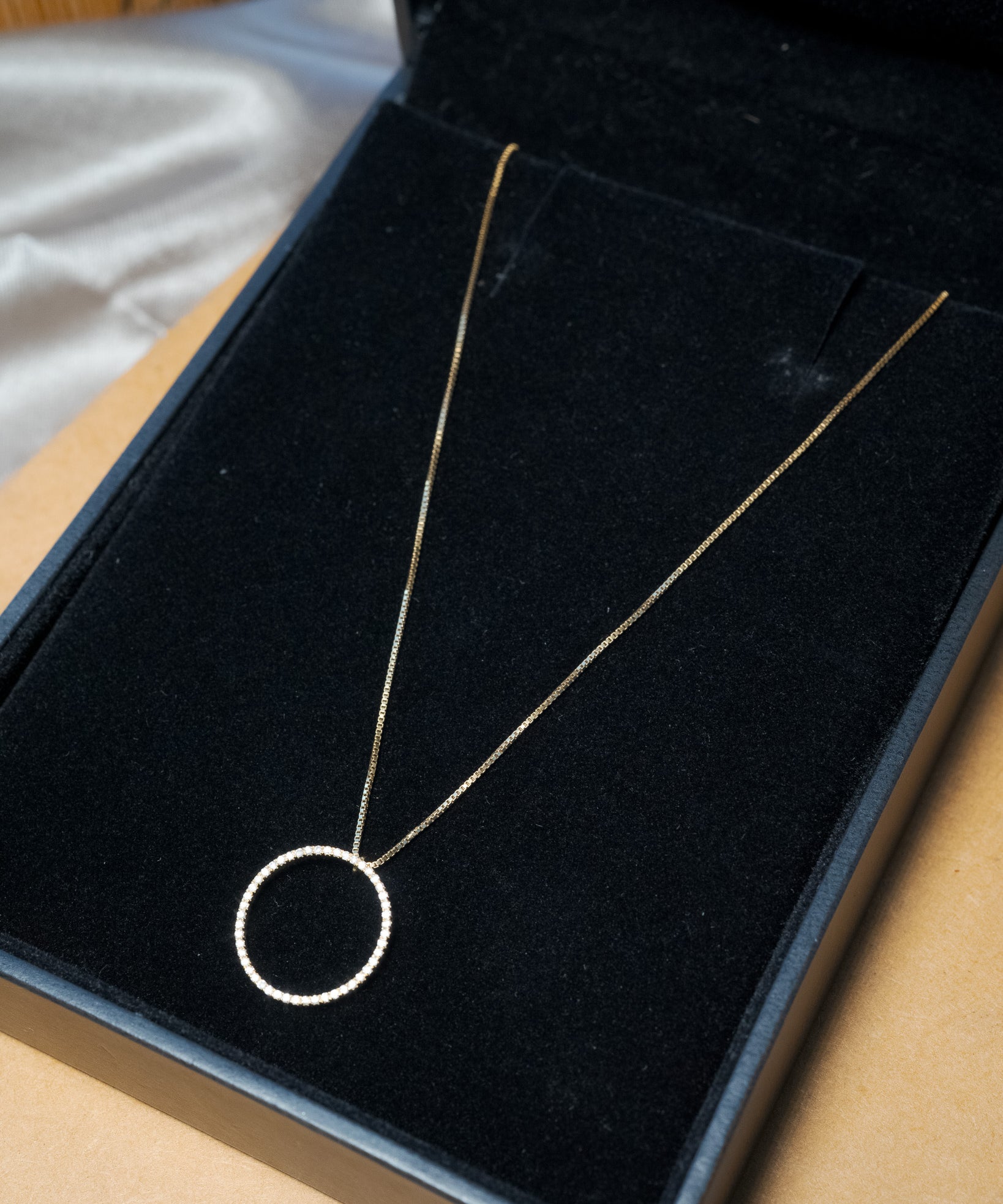 Colar Uno em ouro amarelo com diamantes lapidação brilhante de 1/2 ponto e pingente de 1.5 cm e 43 cm.