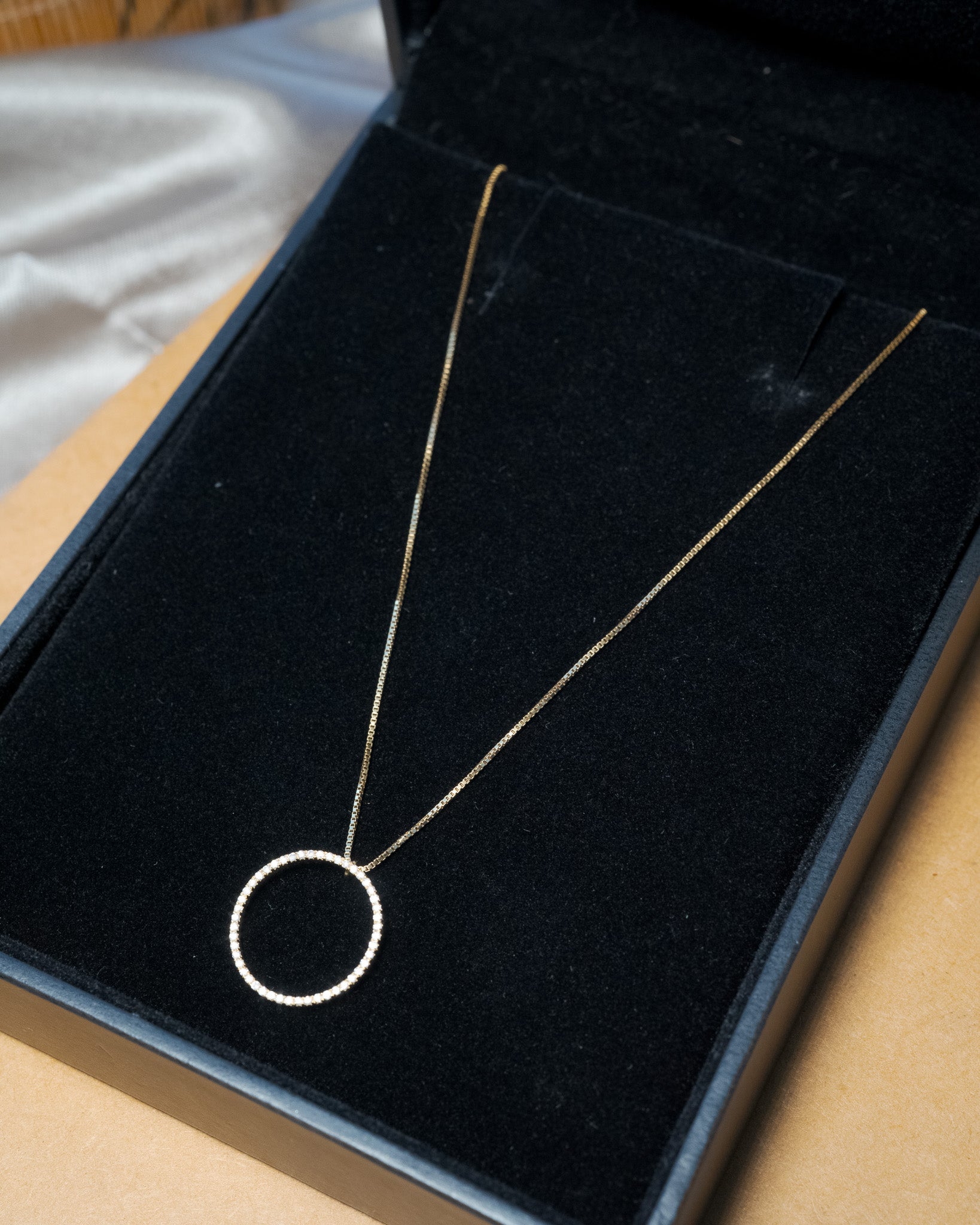 Colar Uno em ouro amarelo com diamantes lapidação brilhante de 1/2 ponto e pingente de 1.5 cm e 43 cm.