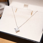 Colar ponto de luz square em ouro branco e diamantes com pingente de 0.8 x 0.8 cm e comprimento de 46 cm.