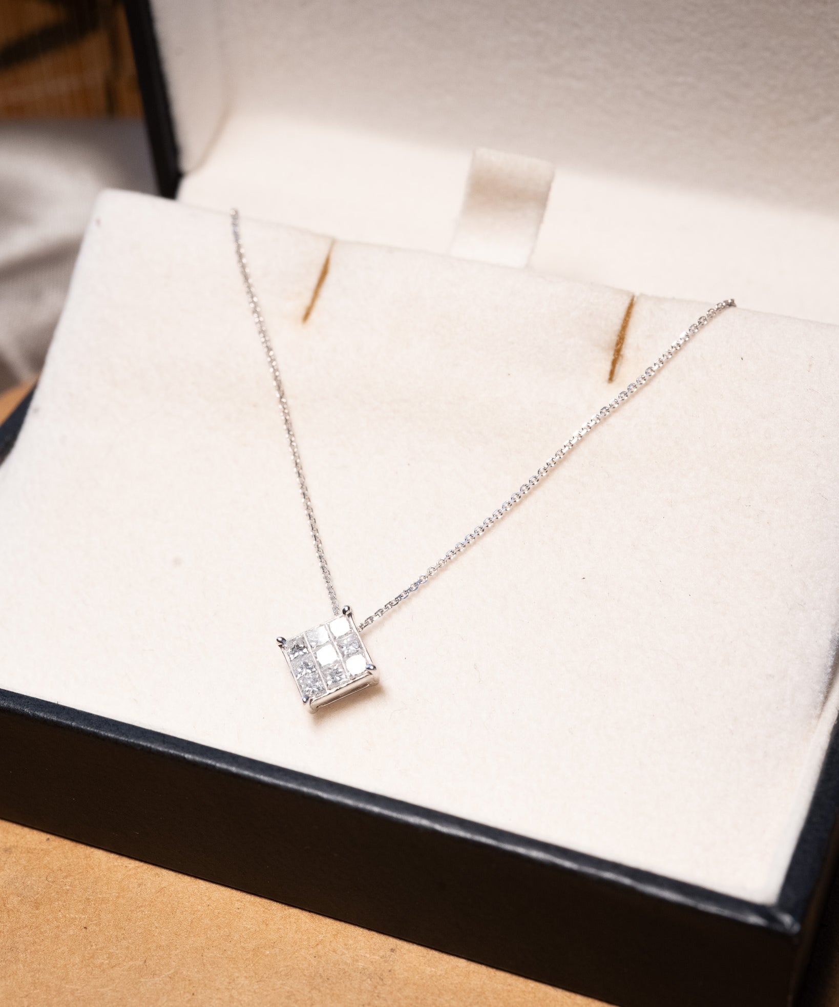 Colar ponto de luz square em ouro branco e diamantes com pingente de 0.8 x 0.8 cm e comprimento de 46 cm.