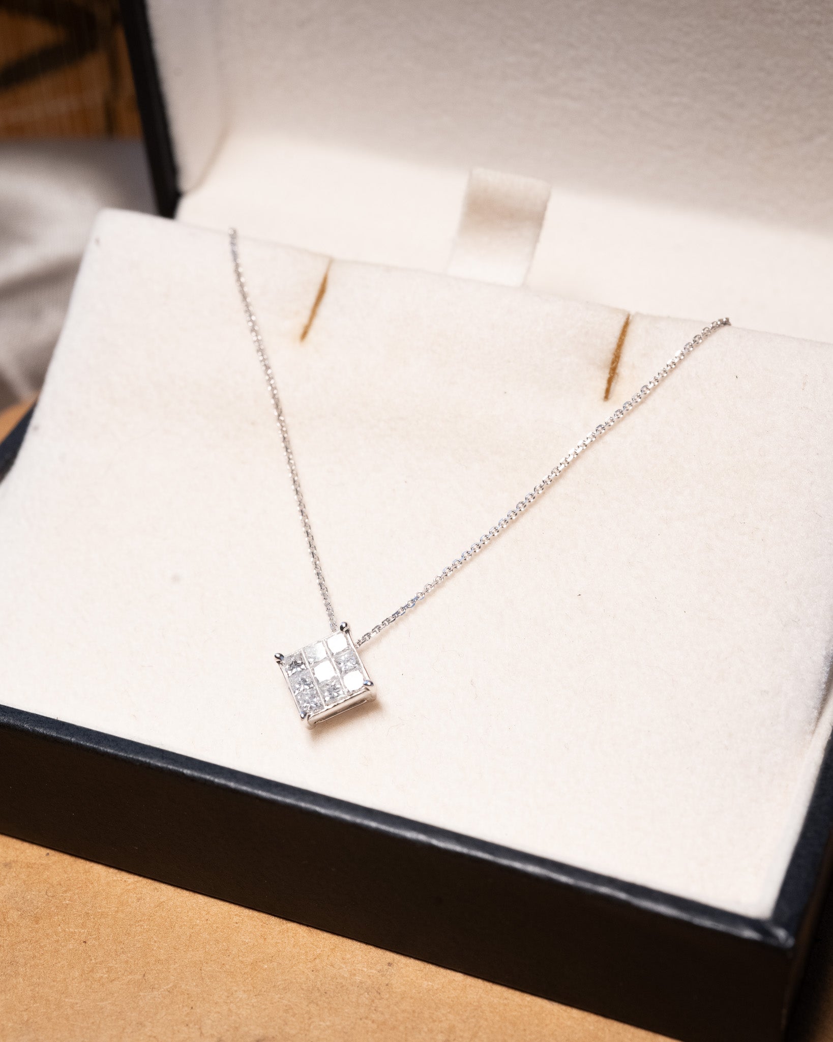 Colar ponto de luz square em ouro branco e diamantes com pingente de 0.8 x 0.8 cm e comprimento de 46 cm.