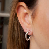 Brinco Semi Argola Geometria Em Ouro Branco 18K