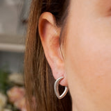 Brinco Semi Argola Geometria Em Ouro Branco 18K