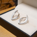 Brinco Semi Argola Geometria Em Ouro Branco 18K
