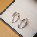 Brinco Semi Argola Geometria Em Ouro Branco 18K