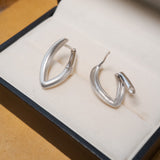 Brinco Semi Argola Geometria Em Ouro Branco 18K