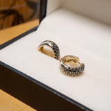 Brinco argola Hstern em ouro nobre com diamantes negros de 1 ponto.