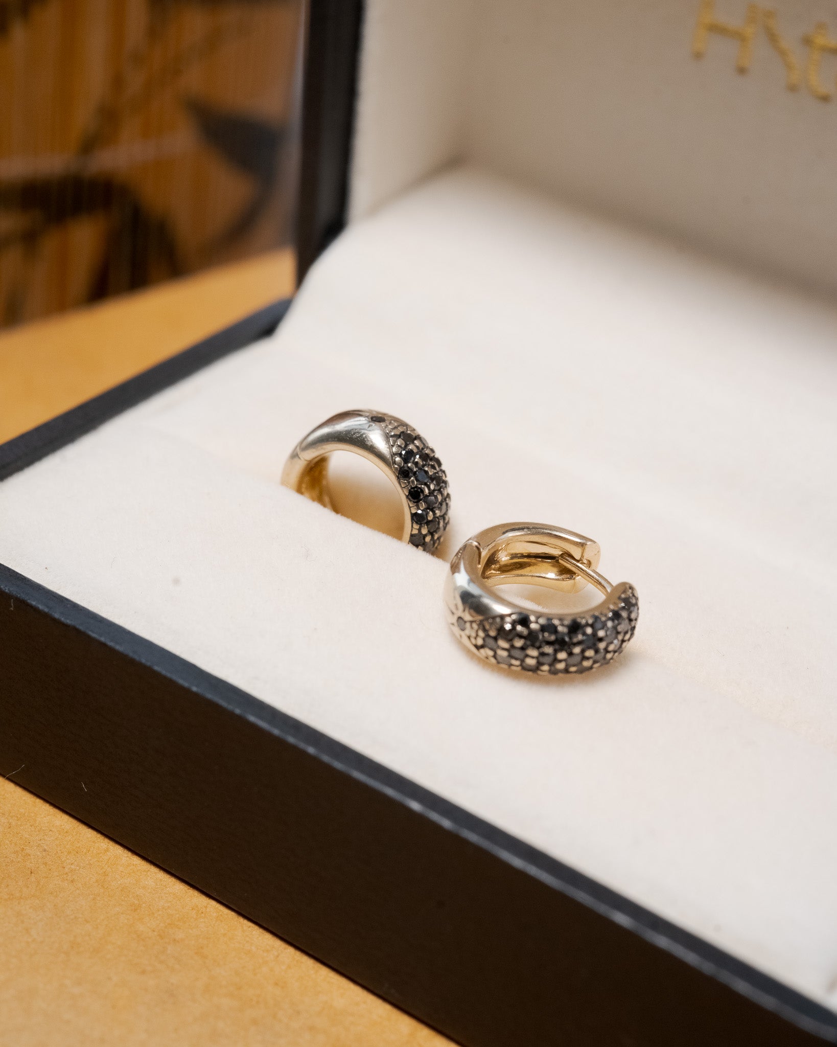 Brinco argola Hstern em ouro nobre com diamantes negros de 1 ponto.