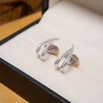 Brinco meia argola Vivara em ouro branco e diamantes lapidação brilhante.