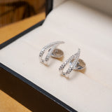 Brinco meia argola Vivara em ouro branco e diamantes lapidação brilhante.