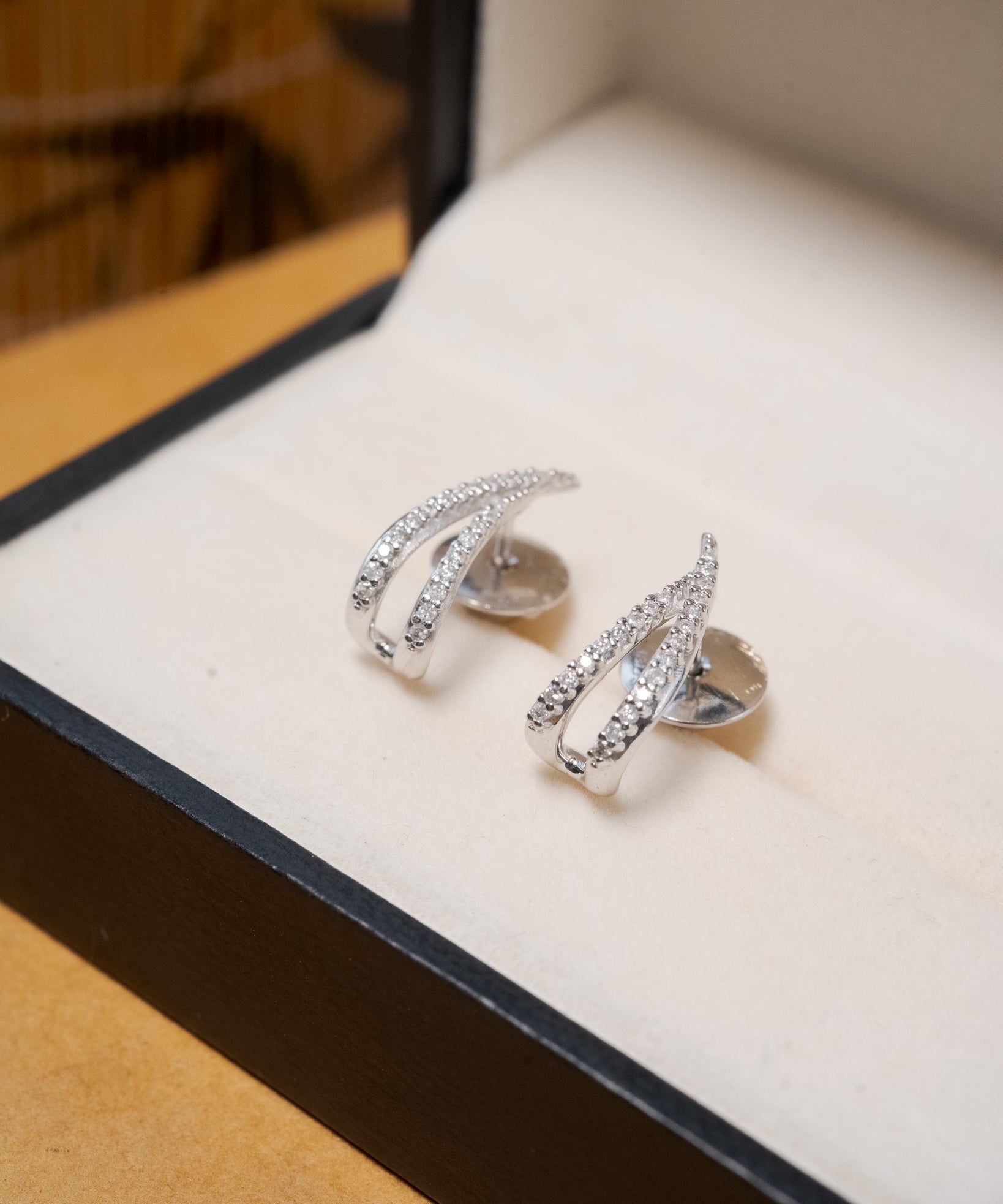 Brinco meia argola Vivara em ouro branco e diamantes lapidação brilhante.
